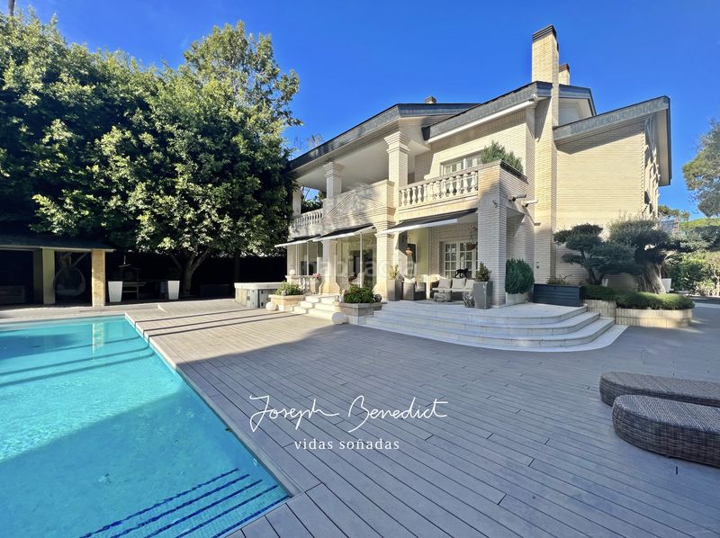 Foto 4262a993-af3d-4a40-9d9d-384da530d107. Casa amb xemeneia calefacció aparcament piscina a Castelldefels