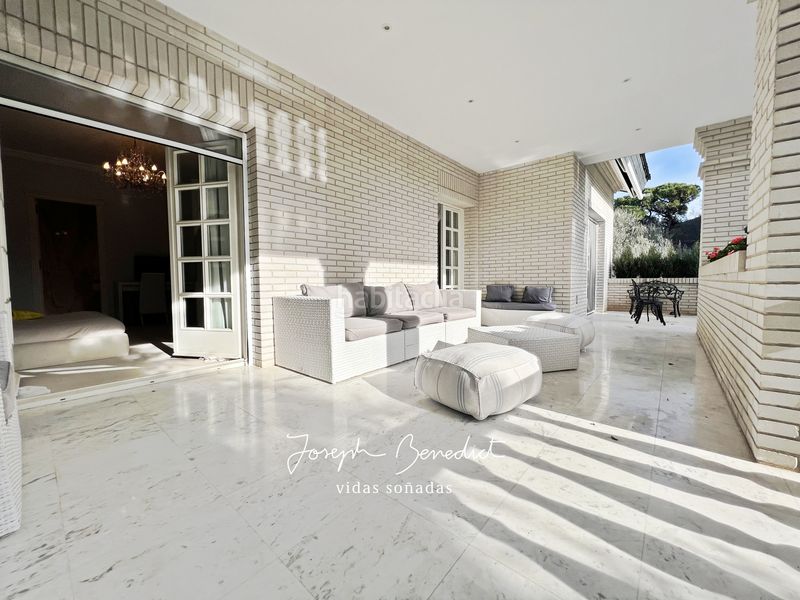 Foto 7c549c0d-34ad-4150-adb8-959ff779711c. Casa amb xemeneia calefacció aparcament piscina a Castelldefels