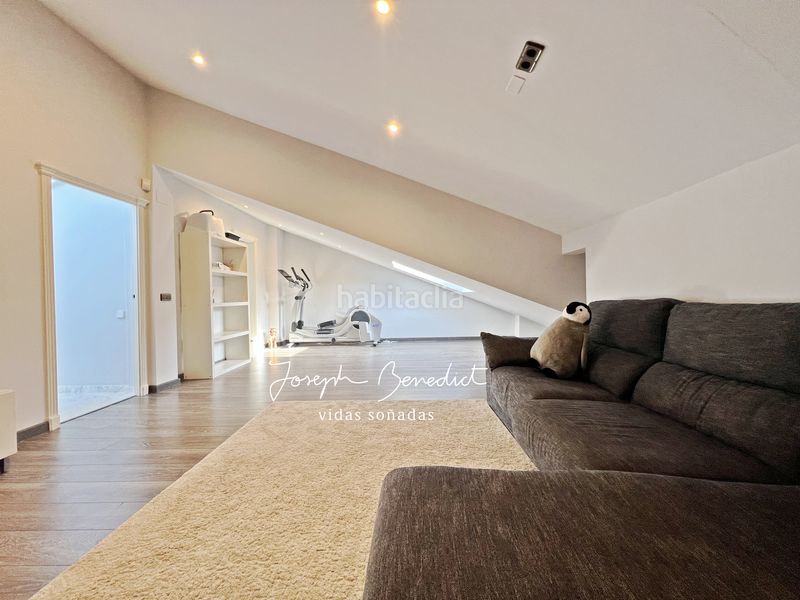 Foto 7dd8dfe8-795f-4335-a1e8-c0c15fc0cbe1. Casa amb xemeneia calefacció aparcament piscina a Castelldefels