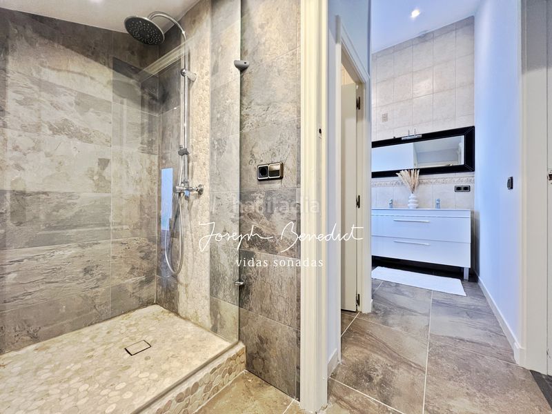 Foto e740bd28-1342-4aec-b938-7fc6905fb662. Casa amb xemeneia calefacció aparcament piscina a Castelldefels