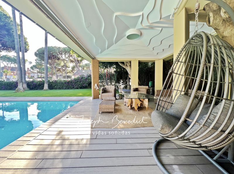 Foto efa354fb-fafe-4546-bffc-00d3ef4d4692. Casa amb xemeneia calefacció aparcament piscina a Castelldefels