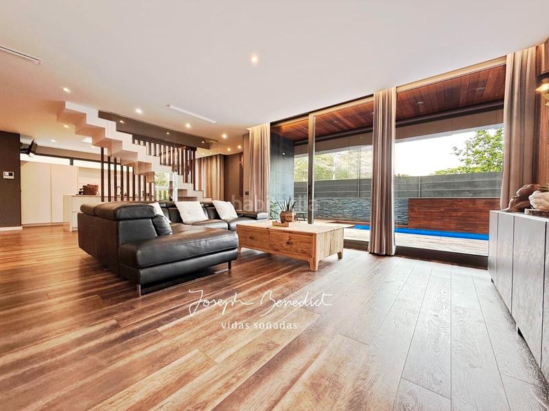 Foto 3d933357-39a9-4277-8dd5-480b3ada3743. Casa elegancia de rachelle en Montmar Castelldefels