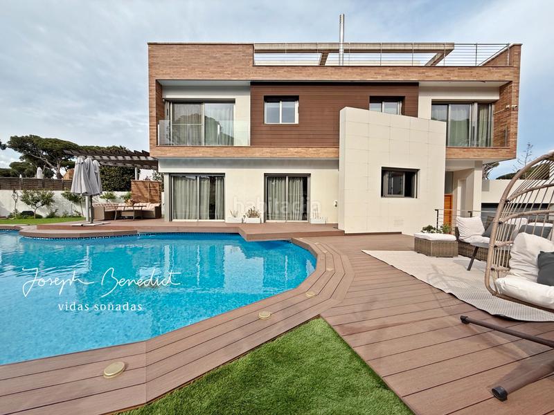 Foto 0f159eaa-ca44-4209-9545-a38b32036529. Casa con riscaldamento parcheggio piscina in La Pineda Castelldefels