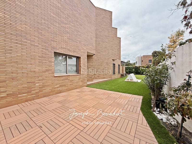 Foto 1243146f-0c64-4755-af4c-4a0e65768297. Casa con riscaldamento parcheggio piscina in La Pineda Castelldefels