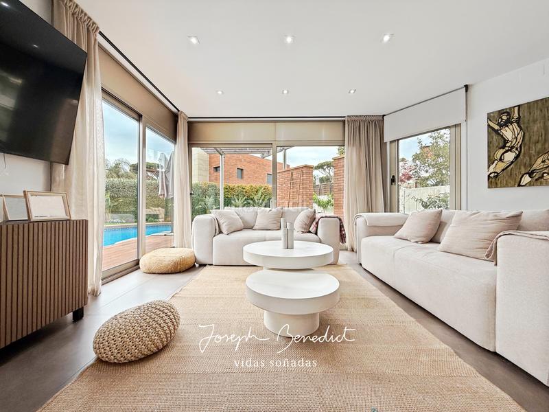 Foto 550fc418-603a-4dc0-8202-0b9d9b93052c. Casa con riscaldamento parcheggio piscina in La Pineda Castelldefels