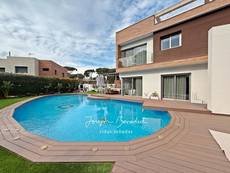 Foto d5aa2cef-ba73-4d56-8d90-583bf927e6fc. Casa con riscaldamento parcheggio piscina in La Pineda Castelldefels
