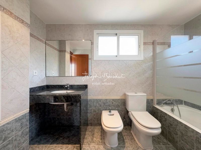 Foto fd964366-0d4a-4ab1-b56f-a6220d81916e. Casa amb calefacció aparcament a Baixador Castelldefels