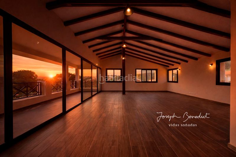 Foto 0cd25b91-b75c-44a0-94b6-4f3c02287a40. Casa amb xemeneia calefacció aparcament piscina a Castelldefels