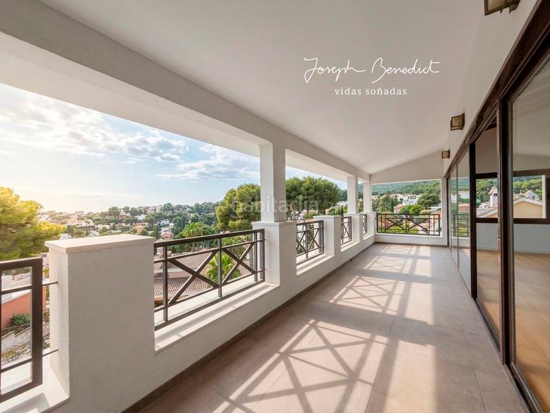 Foto 199421ef-a5ff-4cef-b4ae-002e10f8e02e. Casa amb xemeneia calefacció aparcament piscina a Castelldefels