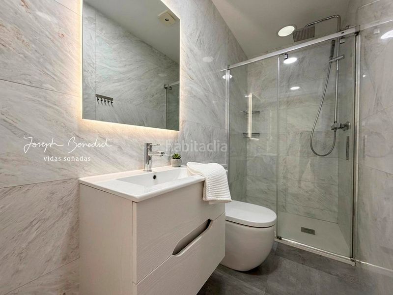 Foto 19ca039d-f821-48a2-99cd-f869bbb215ba. Casa amb xemeneia calefacció aparcament piscina a Castelldefels