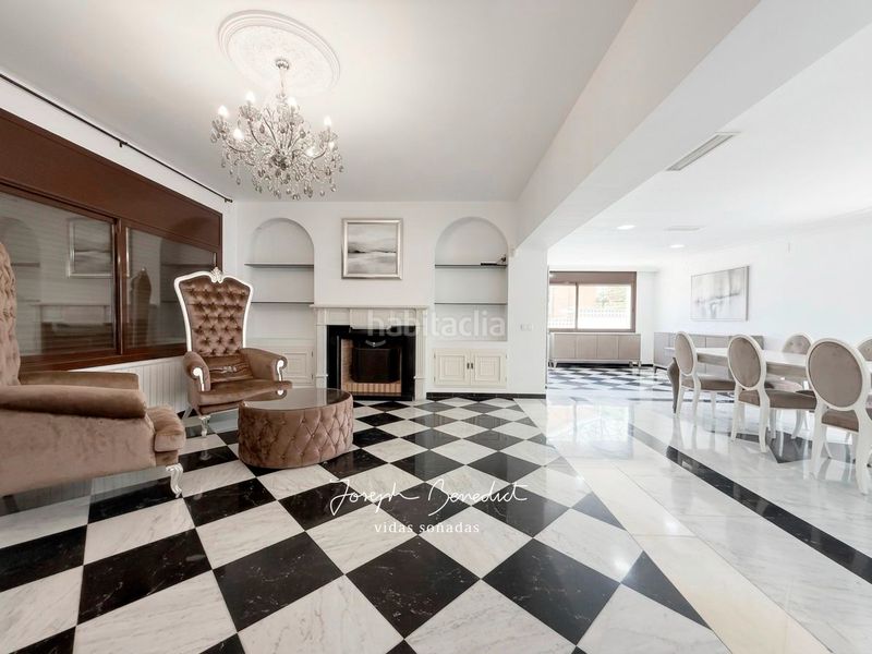 Foto 2dc0a67a-81cb-4f02-89d2-d982c1779b4d. Casa amb xemeneia calefacció aparcament piscina a Castelldefels