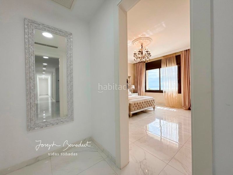 Foto 3f5bb6c6-71a6-4044-91df-c673b63cff53. Casa amb xemeneia calefacció aparcament piscina a Castelldefels