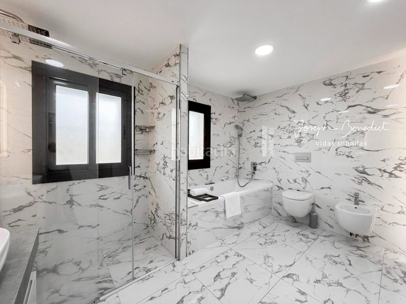 Foto 49b0ebef-fb5d-4a64-9782-d71b731f189a. Casa amb xemeneia calefacció aparcament piscina a Castelldefels