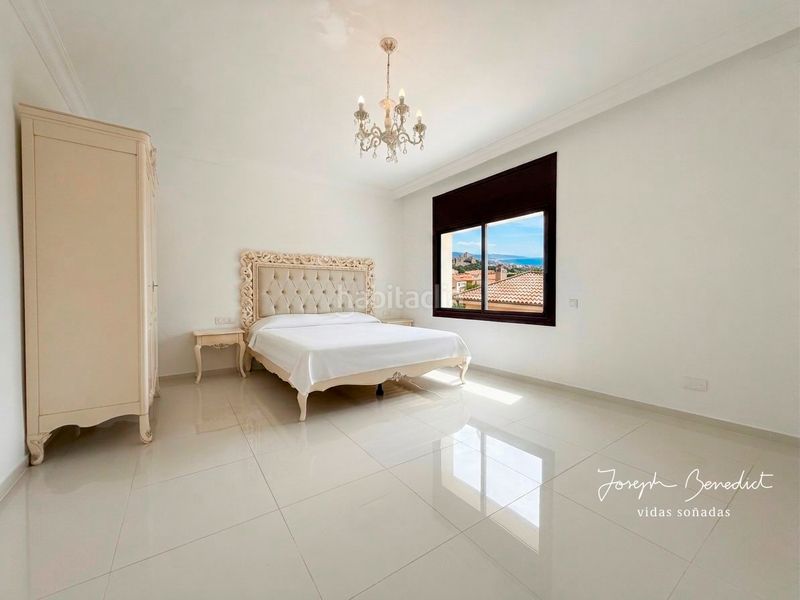 Foto 4f3365bb-95fb-4bf1-8526-a0372ea958f9. Casa amb xemeneia calefacció aparcament piscina a Castelldefels