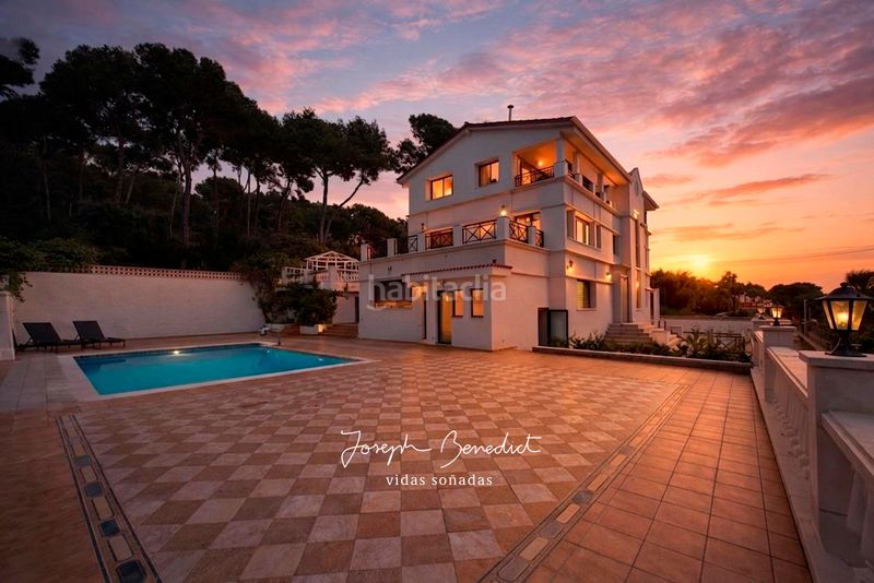 Foto 58a60503-02c9-48f6-906e-0ca220255022. Casa amb xemeneia calefacció aparcament piscina a Castelldefels