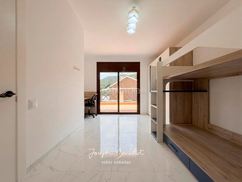 Foto 939c23db-37cf-48ee-85db-df661d5b9aeb. Casa amb xemeneia calefacció aparcament piscina a Castelldefels