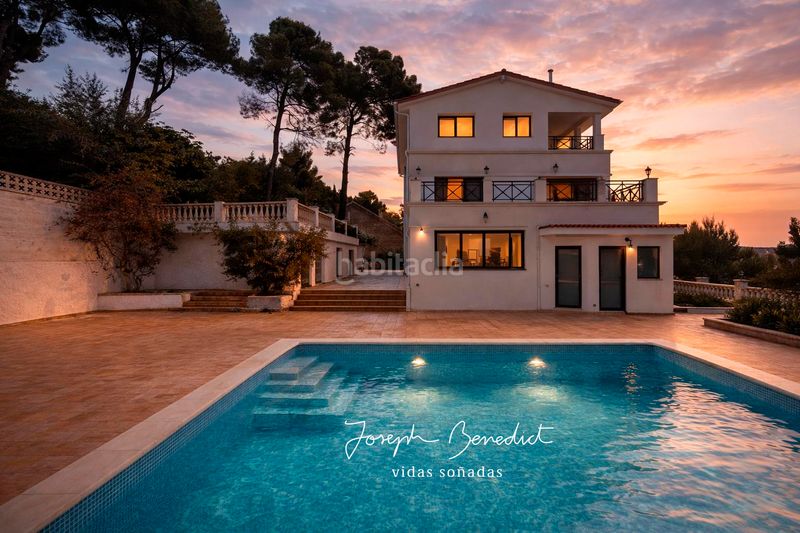 Foto ac73bc2b-2a1a-4d6f-b584-10f088f63e41. Casa amb xemeneia calefacció aparcament piscina a Castelldefels