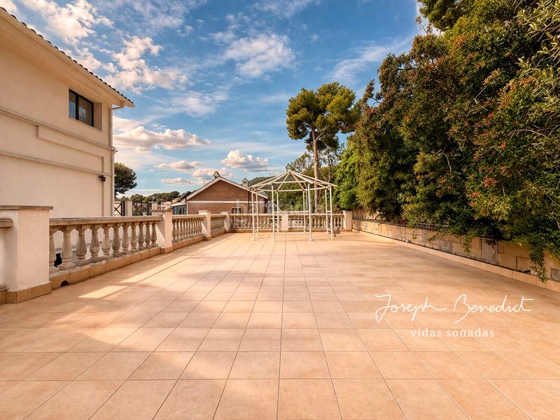 Foto b4e65a58-278a-4ee8-b8d7-95b11b6c58c9. Casa amb xemeneia calefacció aparcament piscina a Castelldefels