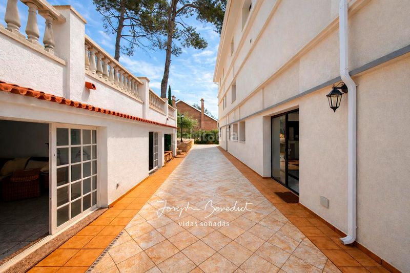 Foto b691003e-30b8-472b-882b-dbf6efa86e75. Casa amb xemeneia calefacció aparcament piscina a Castelldefels