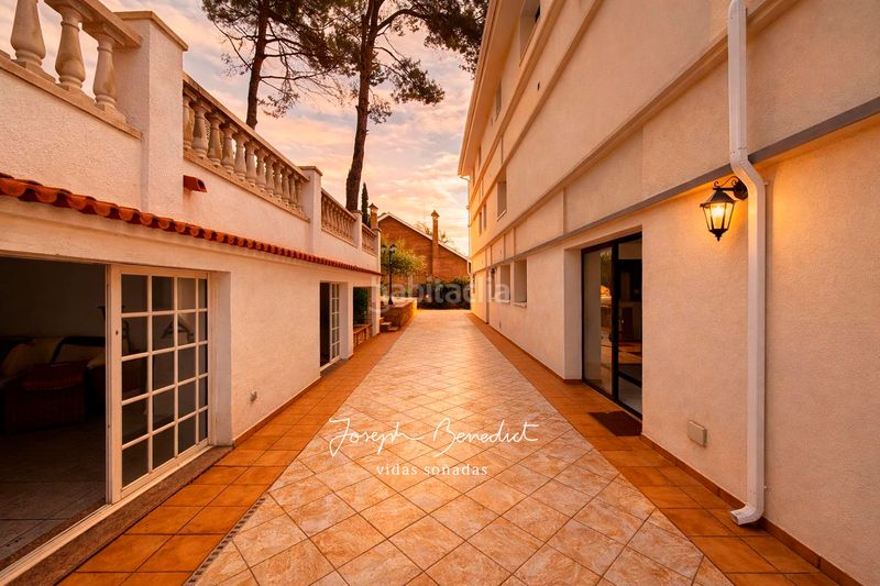 Foto b88390c3-67b1-4aa5-8d9b-f6a1f21d2175. Casa amb xemeneia calefacció aparcament piscina a Castelldefels