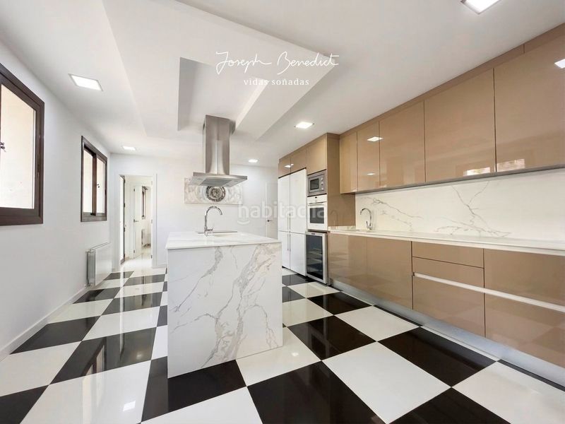 Foto bd4d74f4-4515-4e4b-b22b-61d2161fadfc. Casa amb xemeneia calefacció aparcament piscina a Castelldefels