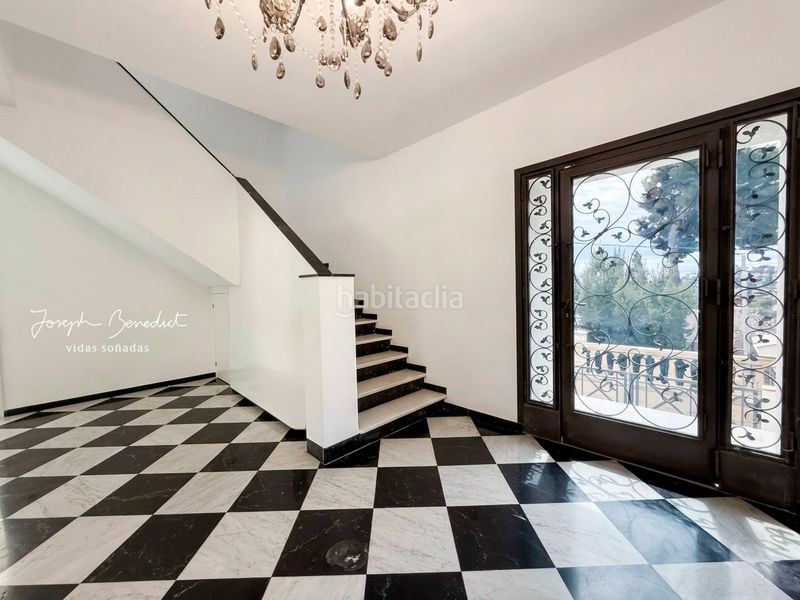 Foto cbe66df2-a0f5-441d-8c2e-2e5590a3d048. Casa amb xemeneia calefacció aparcament piscina a Castelldefels