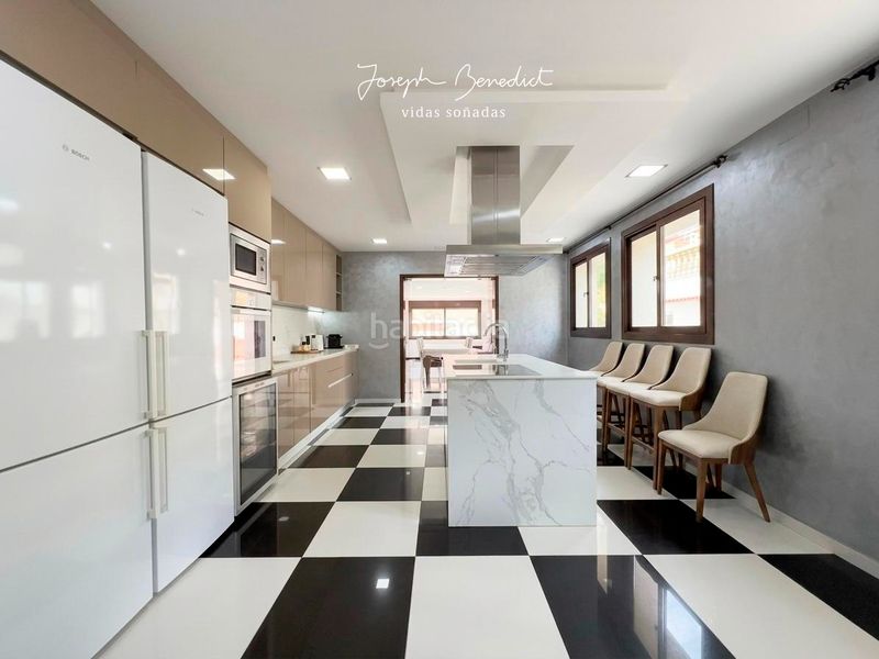 Foto dbea8912-5588-4c9b-9d54-2687f0370d23. Casa amb xemeneia calefacció aparcament piscina a Castelldefels