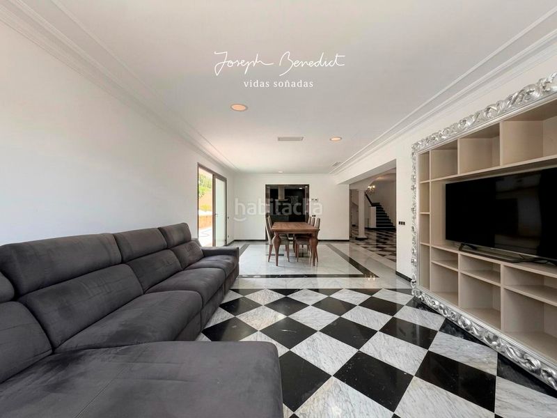 Foto e765af87-abe4-4d7e-9823-674fac348894. Casa amb xemeneia calefacció aparcament piscina a Castelldefels