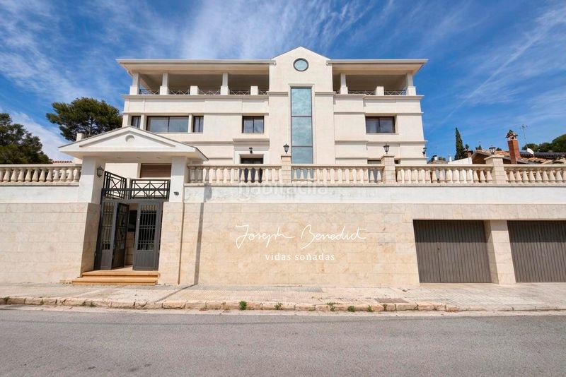 Foto eb4ad5d5-9cf5-4425-a203-ceeaa60b0230. Casa amb xemeneia calefacció aparcament piscina a Castelldefels