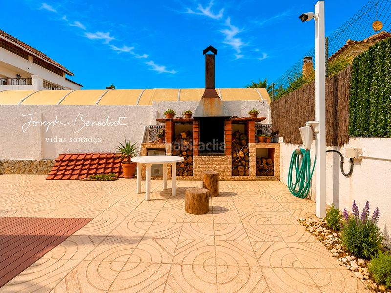 Foto d19bccb1-c48b-4294-b658-6533f883fcb2. Casa amb calefacció aparcament piscina a Can Roca Castelldefels