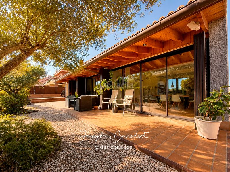 Foto 15dcdb70-c303-4d82-a1fa-38ea5697cf75. Casa amb xemeneia calefacció aparcament piscina a Torrelles de Llobregat