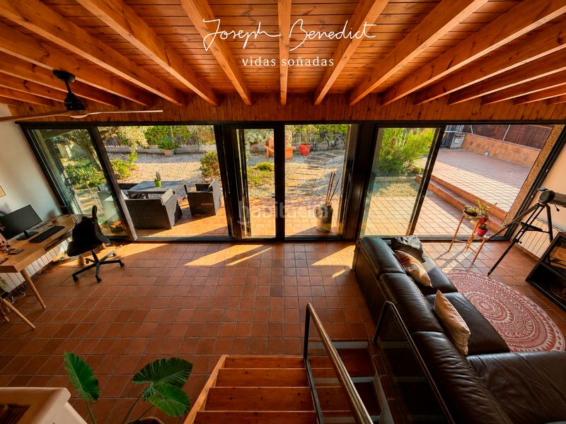Foto 2f16b22f-5a37-4ae0-a59a-f93939d3e775. Casa amb xemeneia calefacció aparcament piscina a Torrelles de Llobregat