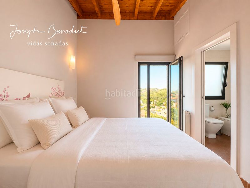 Foto 8e5f2033-e712-4bdb-b702-d6c81c91c3a7. Casa amb xemeneia calefacció aparcament piscina a Torrelles de Llobregat