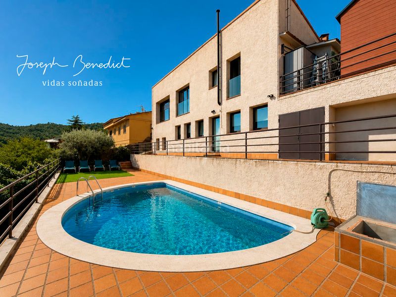 Foto a6e158bd-f92f-4a04-a54c-d246a858b498. Casa amb xemeneia calefacció aparcament piscina a Torrelles de Llobregat