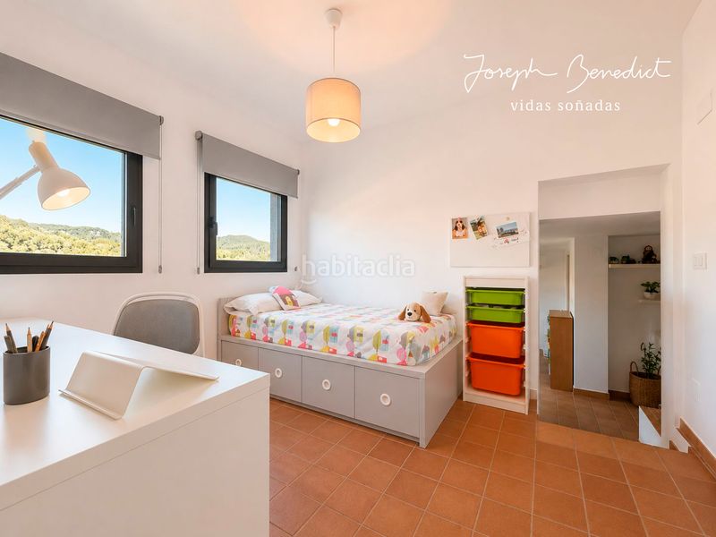 Foto ec3f11a2-5dcf-49b2-805b-f0a1ee550775. Casa amb xemeneia calefacció aparcament piscina a Torrelles de Llobregat