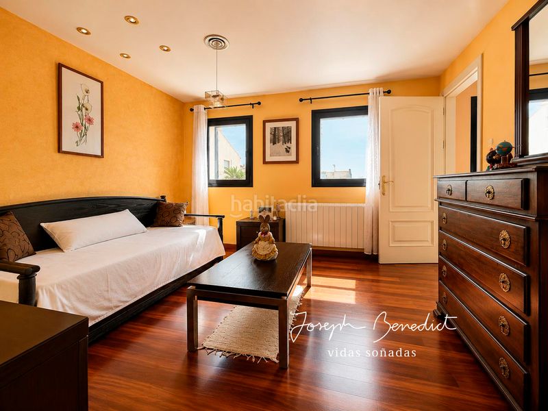 Foto 51aed273-8e99-457e-a38e-ffc2a3f6332e. Casa amb xemeneia calefacció aparcament piscina a Calafell