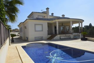 Chalet en Altorreal - El Chorrico. Excepcional chalet con vistas al campo de golf de altorreal