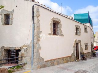 Casa  Calle sant agustí. Hospitalet de linfant  gran casa con dos viviendas independiente