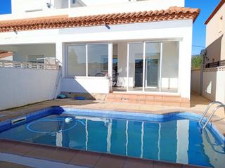 Casa adossada a Centre. Magnífico adosado con piscina privada.