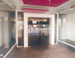 Local commercial à Nou Eixample Sud. Amplio local comercial en el centro.