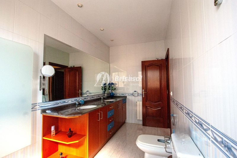 Foto e510a8ac-f09a-4673-9f82-cc72bedd0927. Casa amb calefacció aparcament piscina a Valls