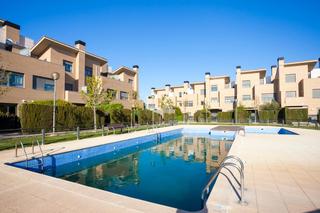 Semi detached house en Calle solana, ibon de la (mrl) 20. Adosado en venta en ibon de la solana