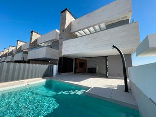 Chalet en Calle 4 lia 1. Preciosa villa en venta en urbanizacin santa rosalia. lake & li