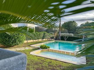Casa  Carrer enric granados. Casa adosada con gran zona comunitaria y vistas al mar en la lev