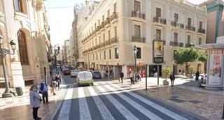 Lloguer Local Comercial  Calle paseo russafa. Rodeado de grandes marcas  listo para ocupar  persiana motorizad