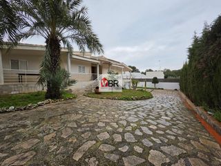 Rent Chalet in La Cañada. Tu proximo con hogar con nosotros  te presentamos este amplio ch