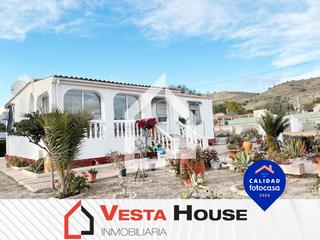 Xalet  Partida boqueres polig e. Chalet rstico con gran jardn, piscina y 3 habitaciones