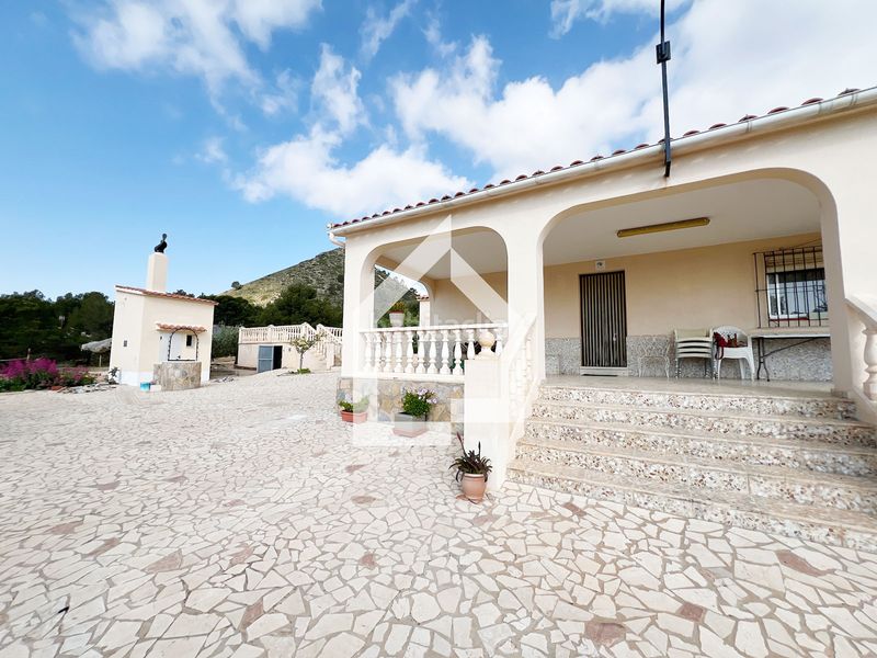 Foto a1caf4d5-13d4-43a4-a23b-2d92c1d2ae7e. Xalet amb xemeneia aparcament piscina a Tibi