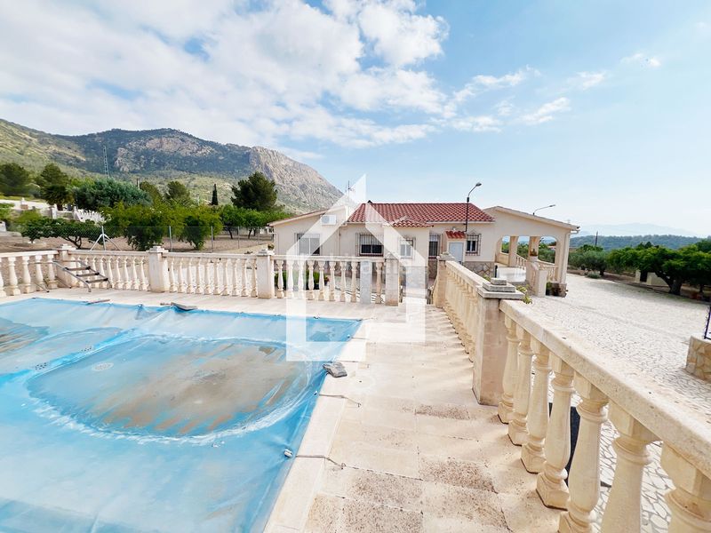 Foto abcdb512-c9d1-4afa-b6a0-c7380520c4d7. Xalet amb xemeneia aparcament piscina a Tibi