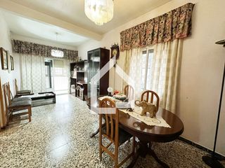 Flat  Carrer alcoy. Amplio piso con patio y 3 habitaciones